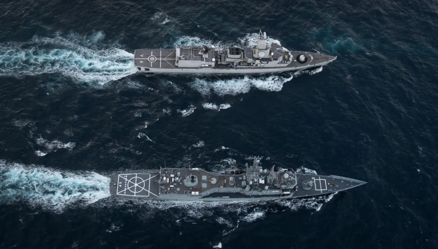 Dwie fregaty w trakcie międzynarodowych ćwiczeń morskich - holenderska HNLMS Van Amstel (F831) i polska ORP Gen. K. Pułaski (272)