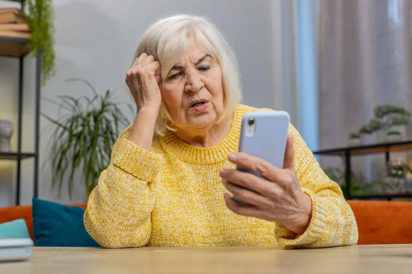 ZUS ostrzega. Wzrosła liczba telefonów do seniorów. Fałszywi pracownicy ZUS oferują podwyższenie świadczeń