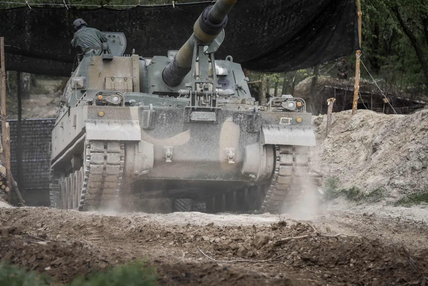 Armatohaubica samobieżna K9 w czasie treningu z wykorzystaniem przygotowanego stanowiska strzeleckiego.