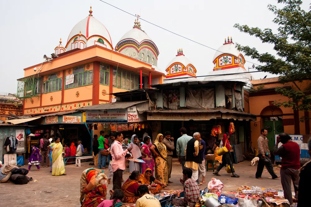 1243597-tourists-and-visitors-of-famous-kalighat-kali-temple-have-rest-near-the-shrine-on-january-15-2013-in-kolkata.jpg