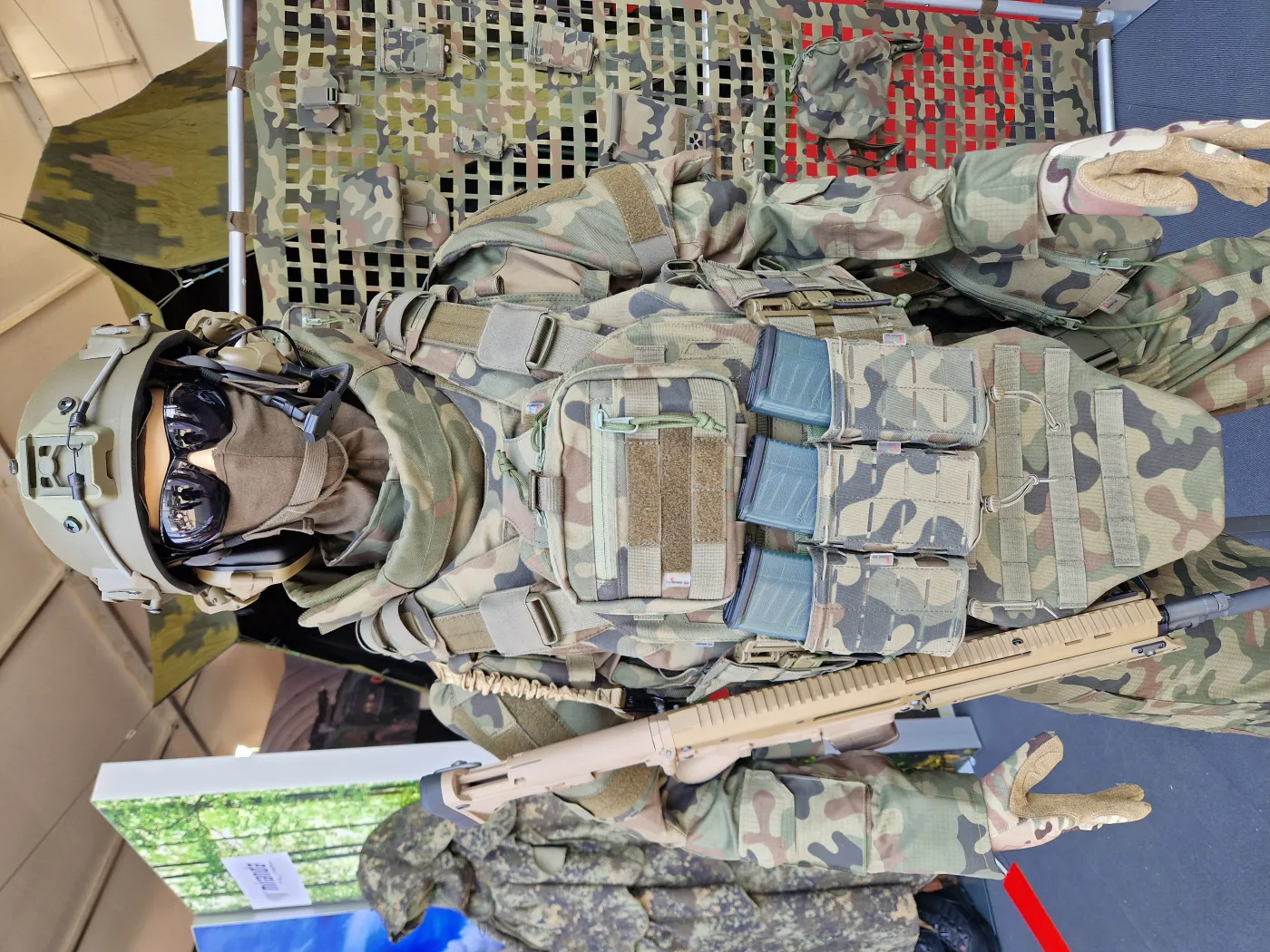 Kamizelka Gryf z dodatkową osłoną podbrzusza, ramion oraz szyi, którą zaprezentowano podczas MSPO 2024 w Kielcach.