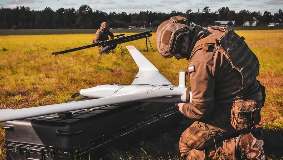 Dron Orbiter 2B w trakcie przygotowania do lotu. W tle widać rampę przy pomocy której startuje bezzałogowiec.