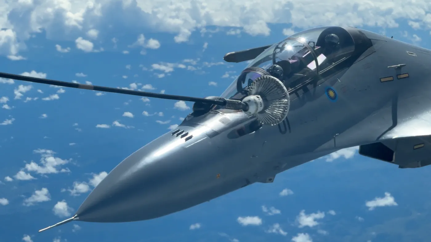 Malezyjski Su-30MKM w trakcie tankowania paliwa z samolotu KC-135 ze 141. Skrzydła Tankowania Powietrznego.