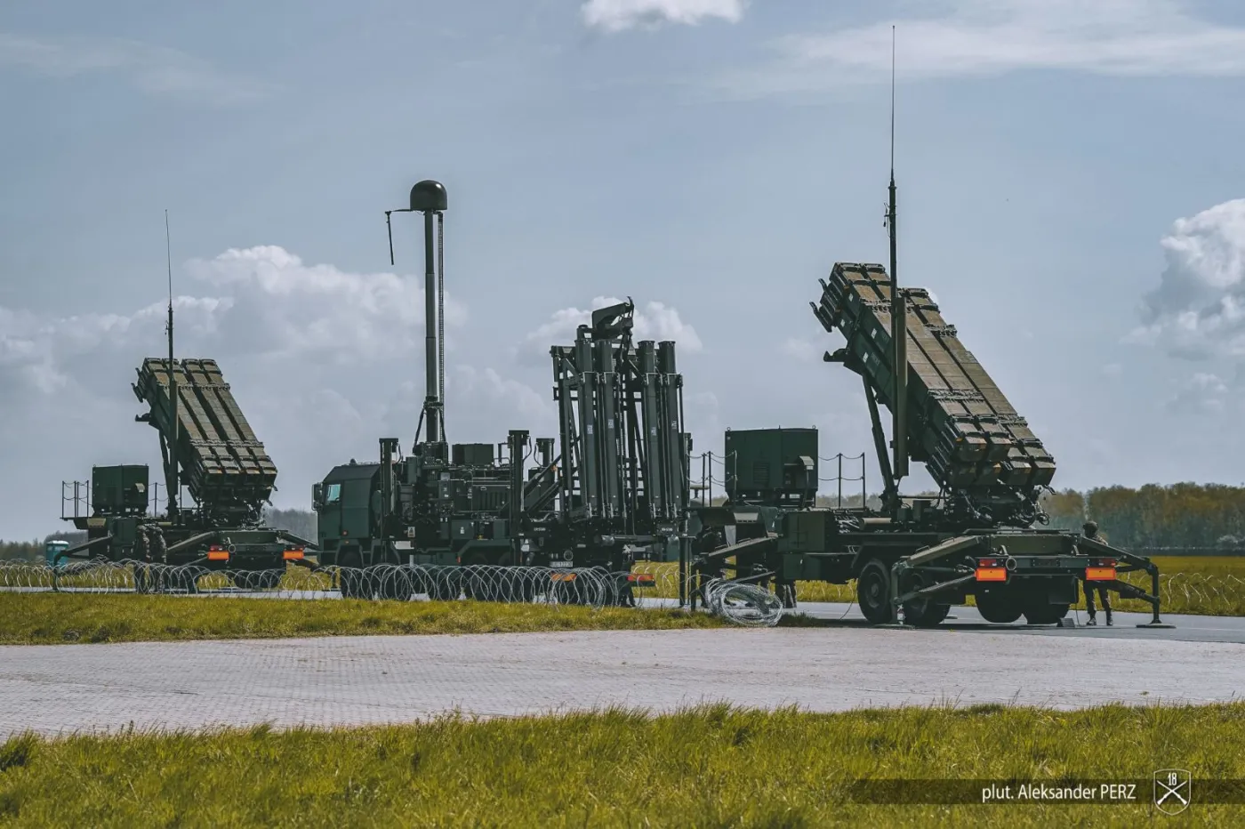 Dwie wyrzutnie M903 z pociskami PAC-3MSE oraz wyrzutnia iLauncher (po środku) z pociskami CAMM w trakcie ćwiczeń na warszawskim lotnisku.
