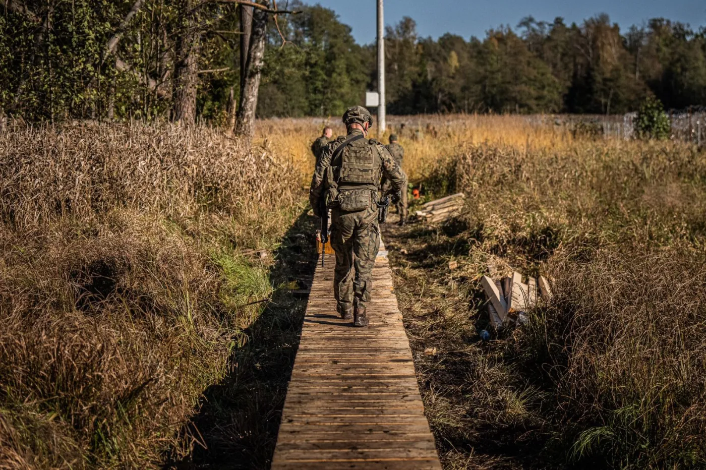 Na granicy polsko-białoruskiej powstały specjalne kładki które pozwalają na łatwe patrolowanie bagien i mokradeł.