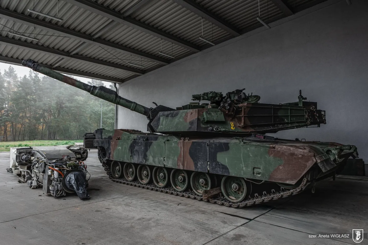 Amerykanie w swoich czołgach używają silników AGT1500. Na zdjęciu power-pack służącego w Siłach Zbrojnych RP M1A1FEP.