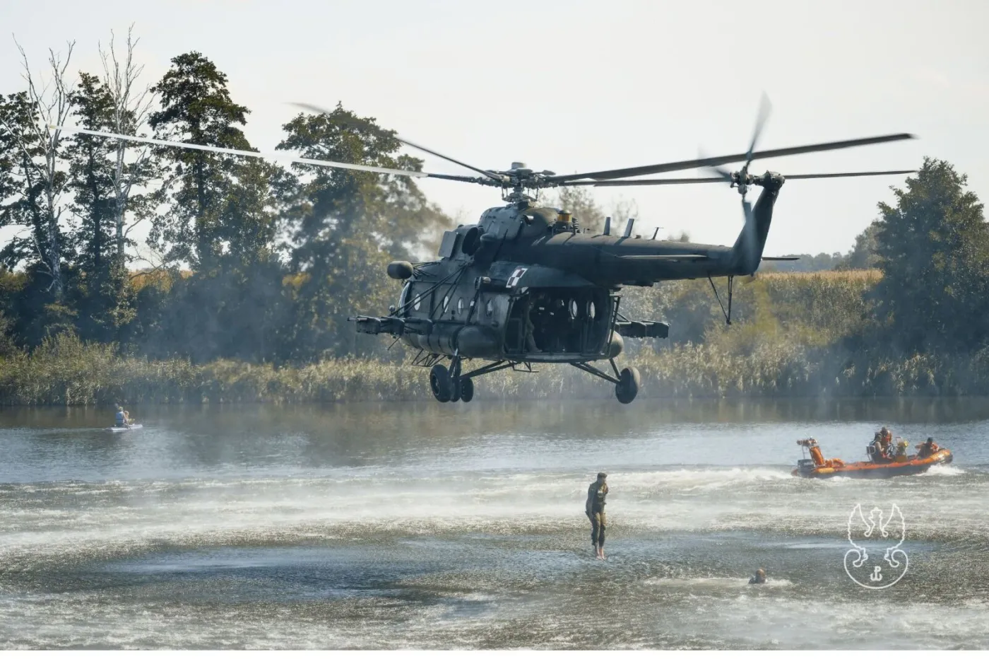 Mi-17 z Powietrznej Jednostki Operacji Specjalnych (PJOS) w Powidzu w trakcie szkolenia z żołnierzami WOT z 124 BLP z miasta Śrem.