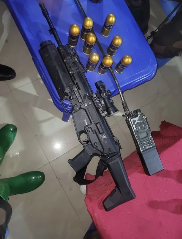 Polski karabinek MSBS Grot z granatnikiem podwieszanych GP-40 oraz celownikiem DCM-1 Szafir w rękach żołnierzy z DRK.