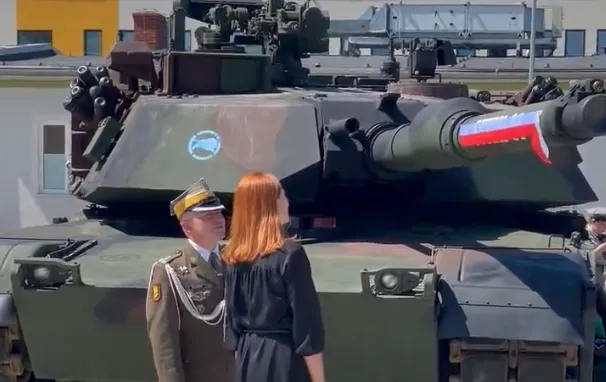 Pierwszy czołg M1A1 FEP został nazwany 'Sitek-21' na cześć sierż. Mateusza Sitka, który zmarł na polsko-białoruskiej granicy po dźgnięciu nożem przez jednego z nielegalnych migrantów.