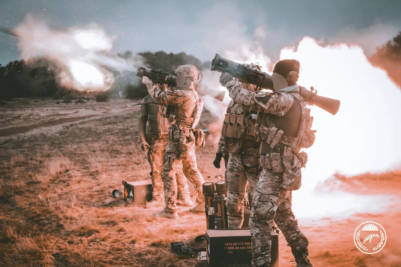Operatorzy JW AGAT w trakcie szkolenia z granatnikami Carl Gustaf. Żołnierze mają na sobie mundury w kamuflażu MultiCam.