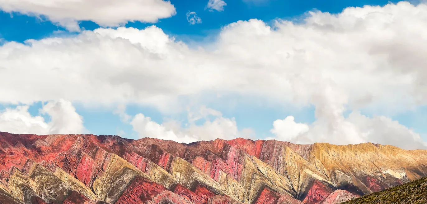 Argentyna jest dzikim i bogatym w surowce naturalne regionem. Znajdziemy tutaj pokaźne złoża gazu ziemnego, litu i miedzi.