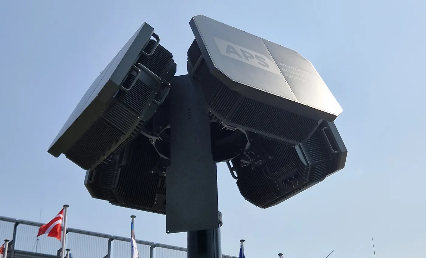 Anteny radaru FIELDtrl 3D MIMO. To zaawansowane urządzenie, które sprawia, że nawet najmniejsze drony nie przelecą niezauważone.