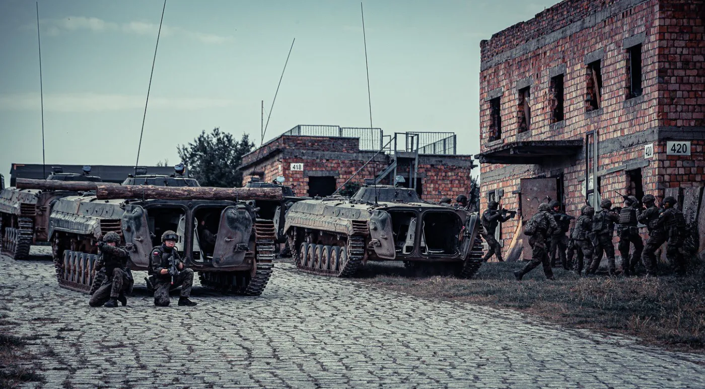 Ośrodek szkoleniowy na poligonie w Wędrzynie służy do szkolenia żołnierzy taktyki miejskiej. Widoczne na zdjęcie wozy to BWP-1.