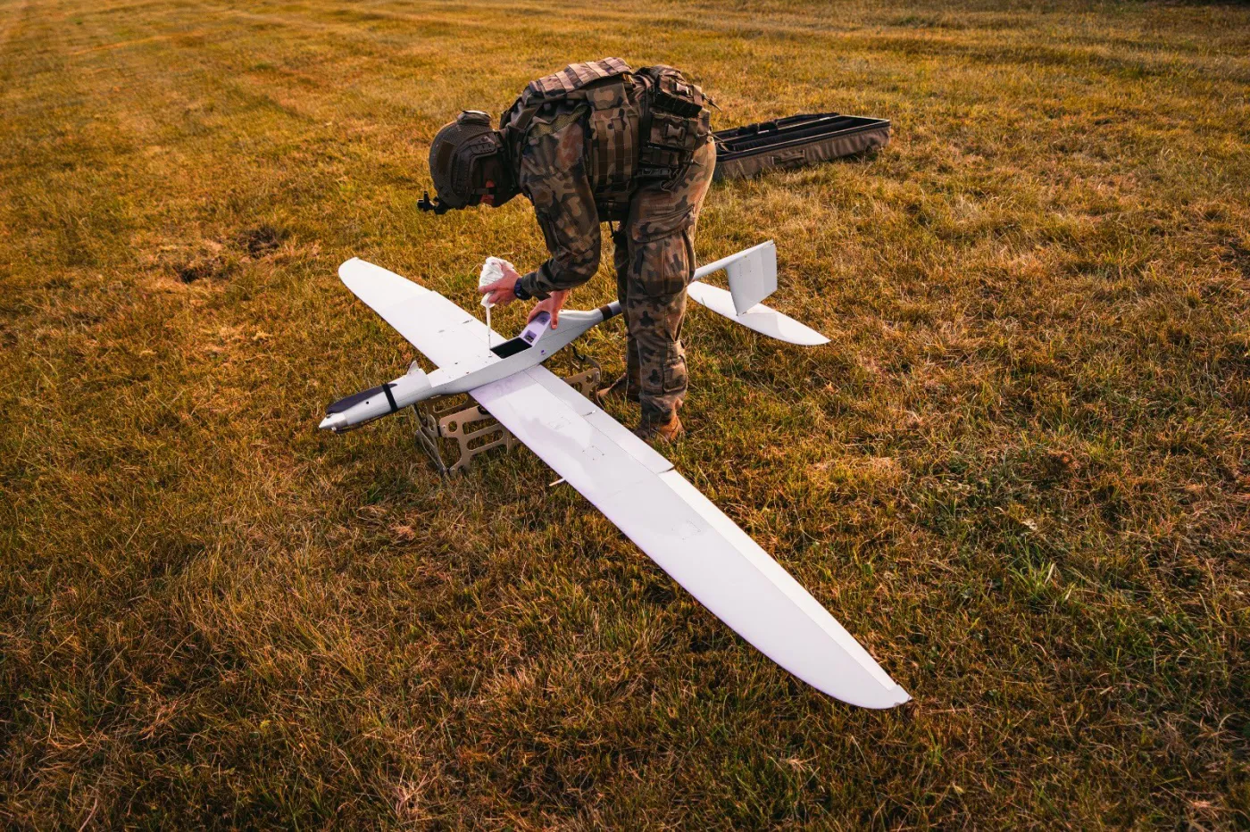 Przed lądowaniem cenna głowica obserwacyjna FlyEye odłącza się od płatowca i przy pomocy spadochronu ląduje bezpiecznie na ziemi.