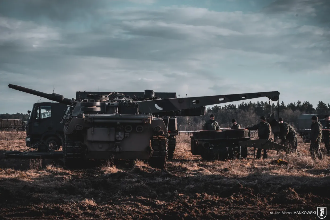 Wymiana power-packa czołgu Leopard 2. Dzięki wymianie całego zespołu napędowego możliwa jest błyskawiczna naprawa uszkodzonej maszyny.