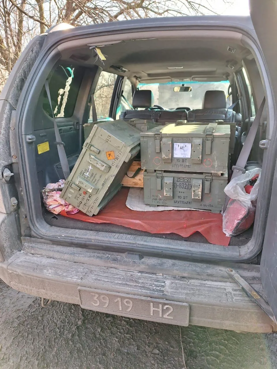 Samochody terenowe służą po obu stronach frontu. Widoczna na zdjęciu Toyota Land Cruiser 120 dostarcza amunicję artyleryjską.