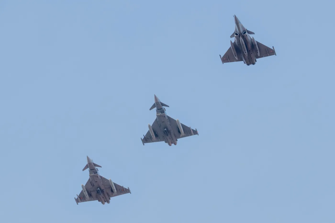Niemiecki i hiszpański Eurofighter oraz francuskI Rafale podczas podejścia do bazy lotniczej Darwin w Australii, 20 lipca 2024. Źródło: Bundeswehr