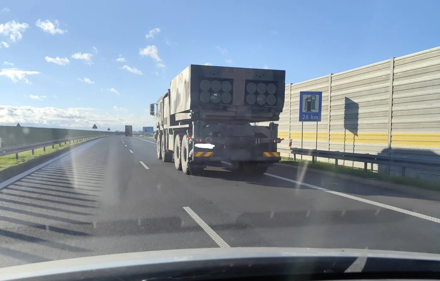 Zdjęcie polskiej wyrzutni Homar-K (K239), które jeden wrzucił do internetu jeden z użytkowników platformy X (wrzucone zostało bez cenzury).