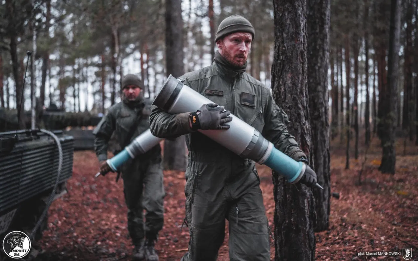 Żołnierze z 1. Warszawskiej Brygady Pancernej w czasie ćwiczenia Lampart 24. W rękach dostrzec możemy podkalibrową amunicję szkoleniową.