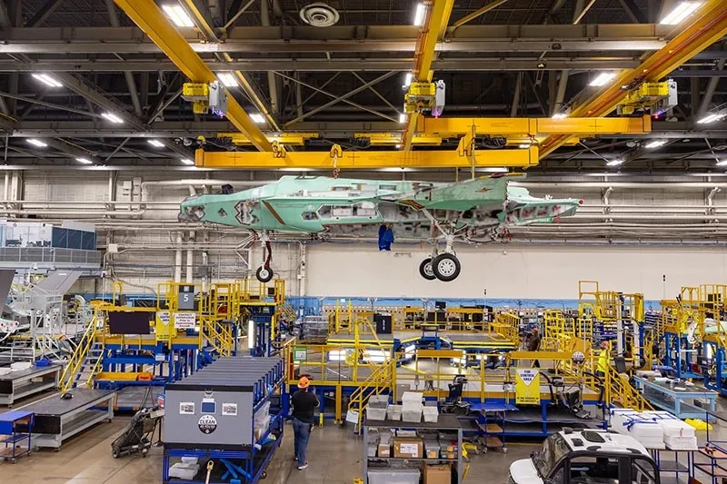 Pierwszy polski samolot F-35 o numerze AZ-01 na linii produkcyjnej w czasie transportu na suwnicy. Zdjęcie wykonano pod koniec kwietnia 2024 roku.