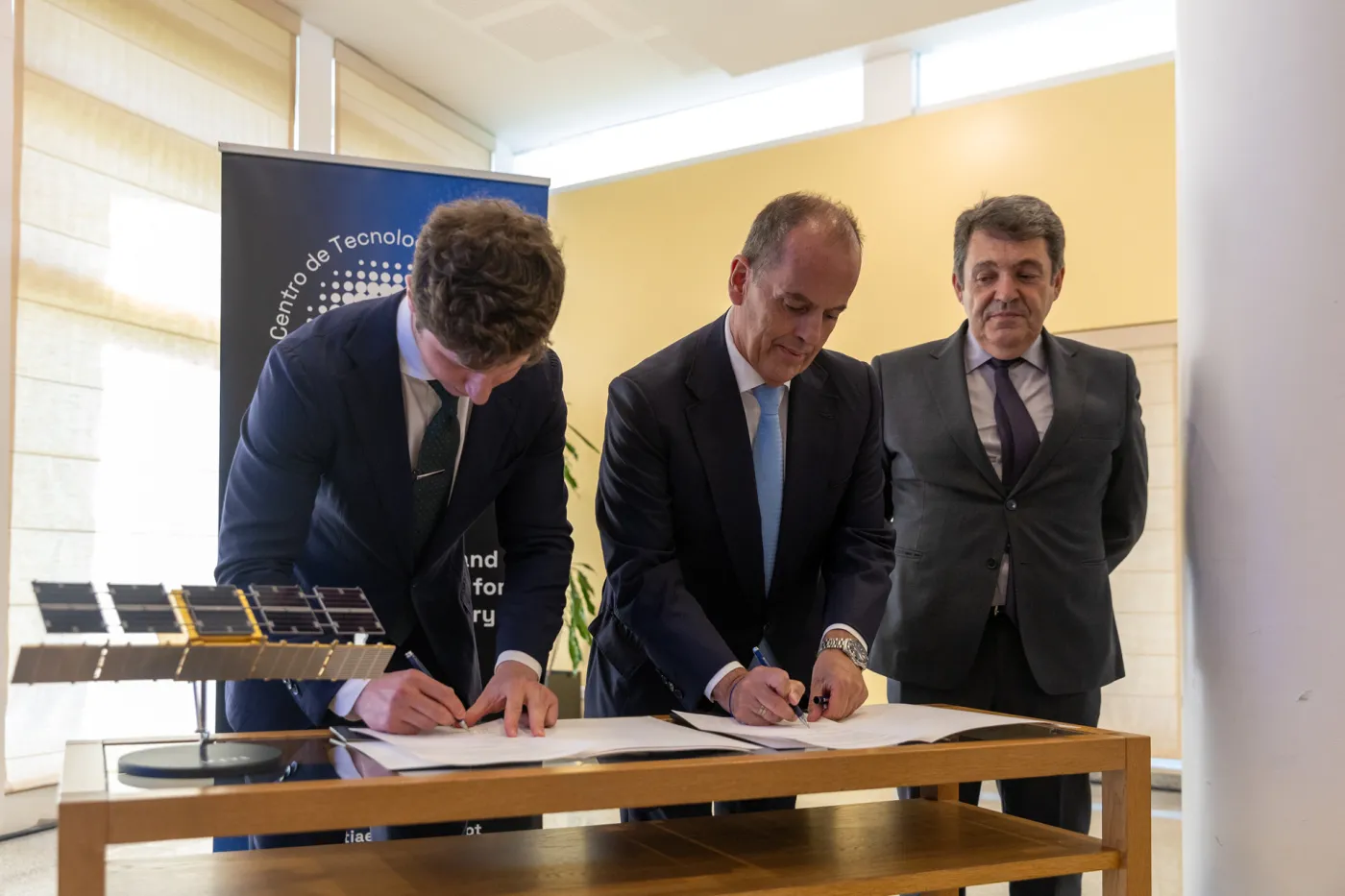 Rafał Modrzewski CEO i współtwórca ICEYE oraz João Rebelo przewodniczący Rady Dyrektorów CTI Aeroespacial podczas podpisywania porozumienia