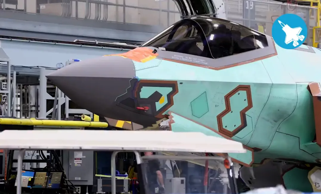 Pierwszy polski samolot F-35A o numerze fabrycznym AZ-01 czeka na pokrycie specjalnymi powłokami pochłaniającymi fale radarowe.