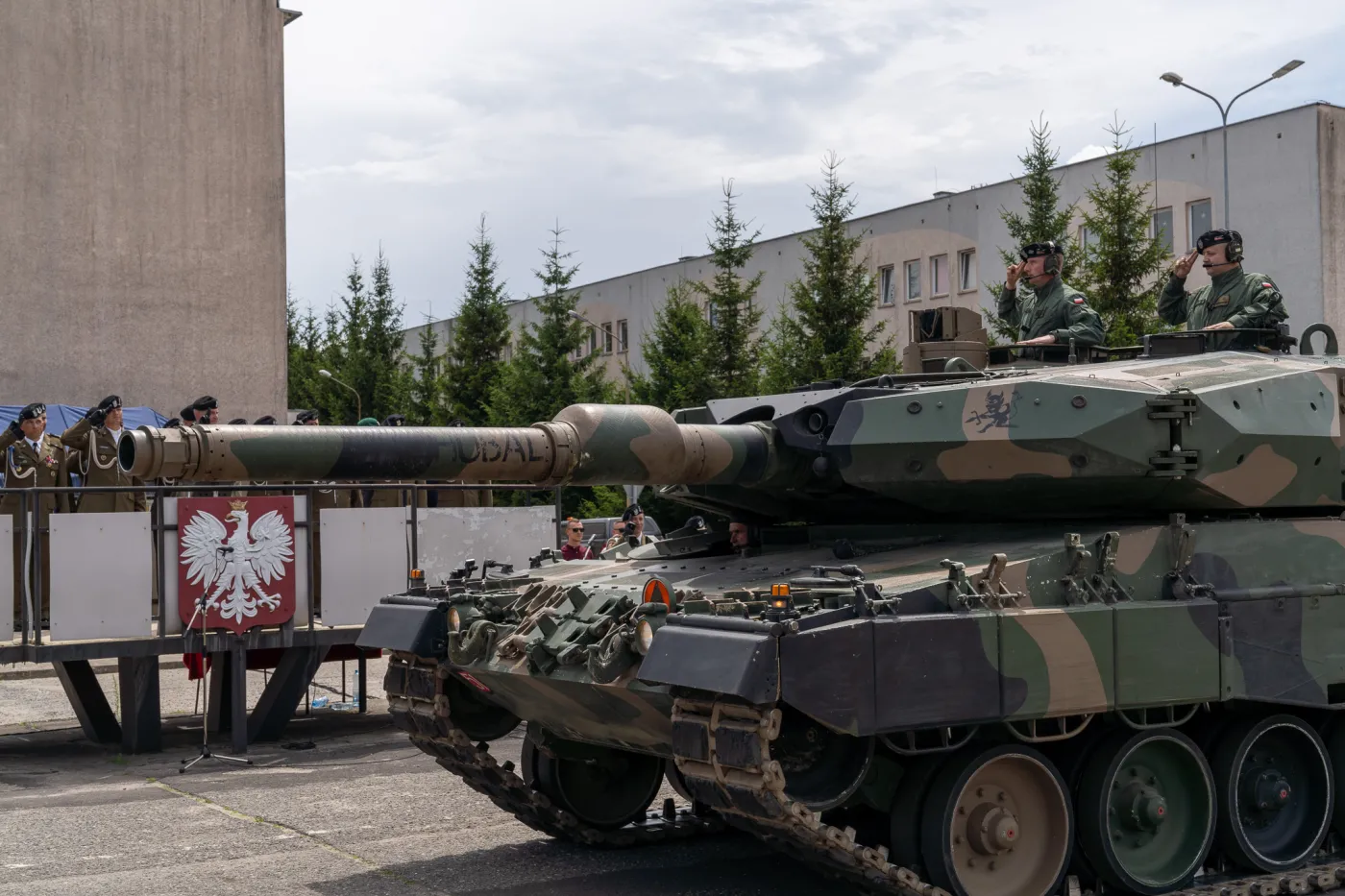 Jednym z patronów został mjr Henryk Dobrzański pseudonim Hubal. Napis widoczny jest na lufie czołgu Leopard 2PL.