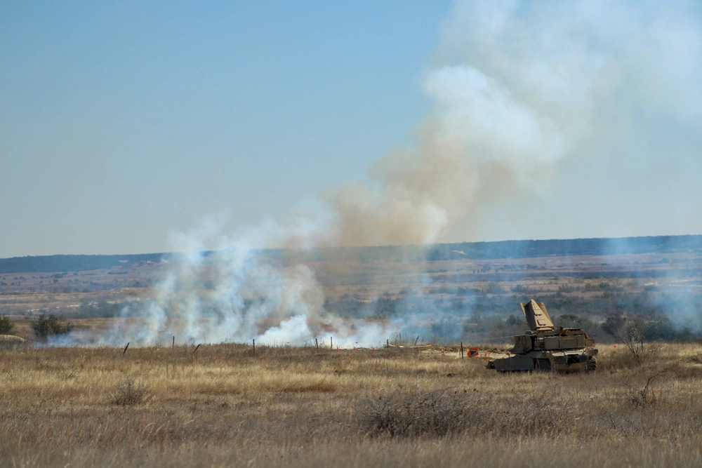 M1150 Assault Breacher Vehicle (ABV) w czasie przełamywania przeszkód podczas ćwiczenia z użyciem ostrej amunicji.