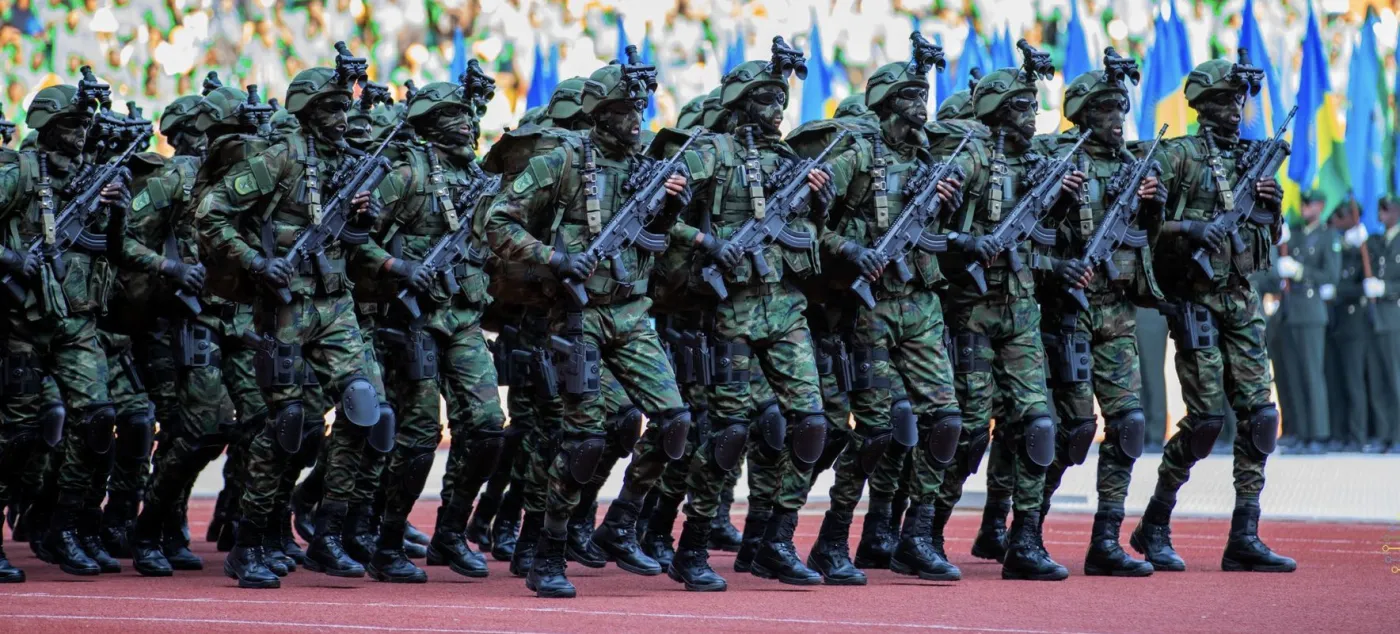 Siły Zbrojny Rwandy zakupiły i wdrożyły karabinki MSBS Grot C16 7,62 mm z nowoczesnymi celownikami DCM-1 Szafir. Celowniki opracowano dla polskiej armii, ale póki co trudno dostrzec je w rękach naszych żołnierzy.