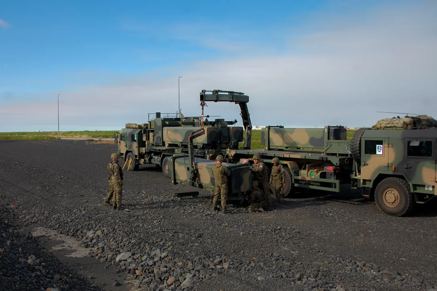 Załadunek pocisków NSM (Naval Strike Missile) na wyrzutnię w trakcie ćwiczeń Northern Viking 2024 na Islandii.