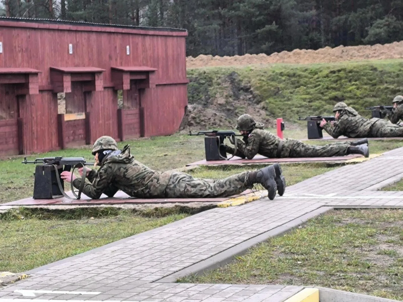 Szkolenie strzeleckie rezerwistów. Widoczne na głowie hełmy to wz. 67. W rękach dzierżą karabinki AKMS. Zdjęcie wykonano 20 listopada 2024 roku.