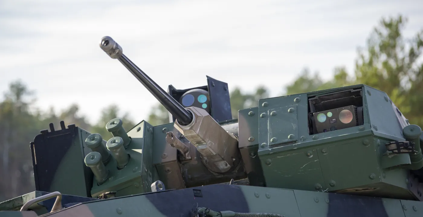 Wieża ZSSW-30 zawiera szereg przyrządów optoelektronicznych, które zwiększają świadomość sytuacyjną oraz pozwalają na prowadzenie precyzyjnego ognia. ZSSW-30 montowana będzie na BWP Borsuk oraz widocznym na zdjęciu KTO Rosomak.