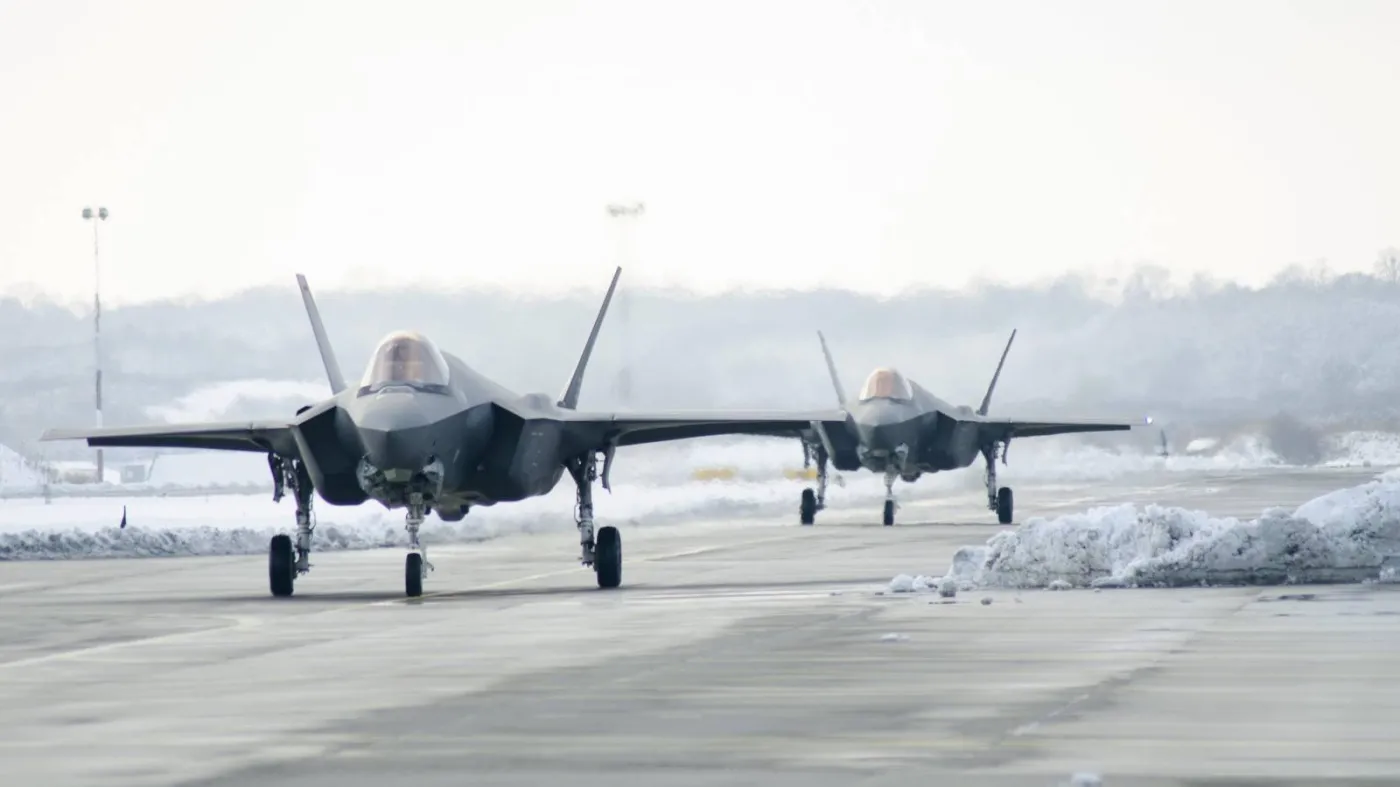 Włoskie F-35A w ramach misji Enhanced Air Policing wzmacniają siły patrolujące wschodnie granice NATO. Zdjęcie wykonano w bazie lotniczej w Malborku.