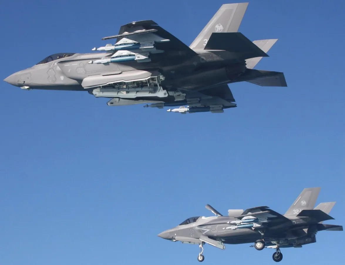 W 2020 roku Włosi prezentowali swoje F-35B w locie z cztereami podwieszonymi na zewnętrznych pylonach bombami GBU-12 Paveway II.