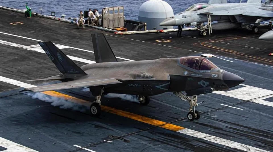 Samoloty F-35C służą obecnie w U.S. Navy. Dzięki większej powierzchni skrzydeł mogą one operować z pokładu amerykańskich lotniskowców.