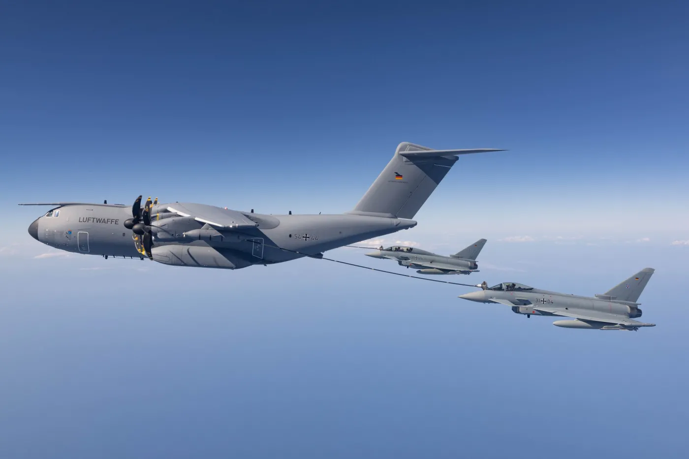 Dwa Eurofightery Luftwaffe podczas tankowania powietrznego z A400M w drodze na ćwiczenia DesertFlag 2025 w Zjednoczonych Emiratach Arabskich. Źródło: Bundeswehra