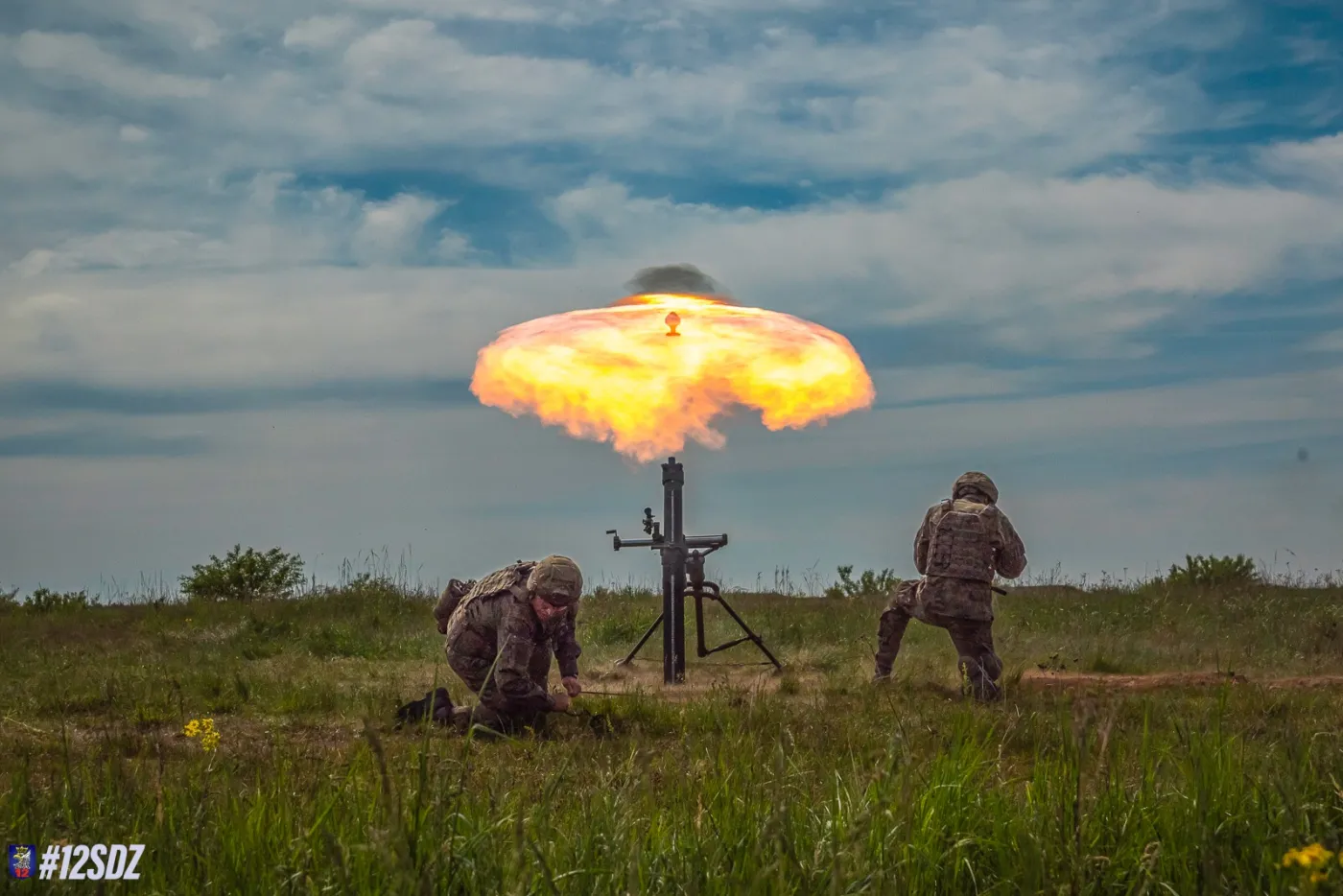 98 mm moździerz M-98 został opracowany w latach 90., a jego produkcją zajmuje się obecnie Huta Stalowa Wola. Pozwala ona razić cele na dystansie do 7 km. Broń zastępują kołowe moździerze samobieżne Rak.