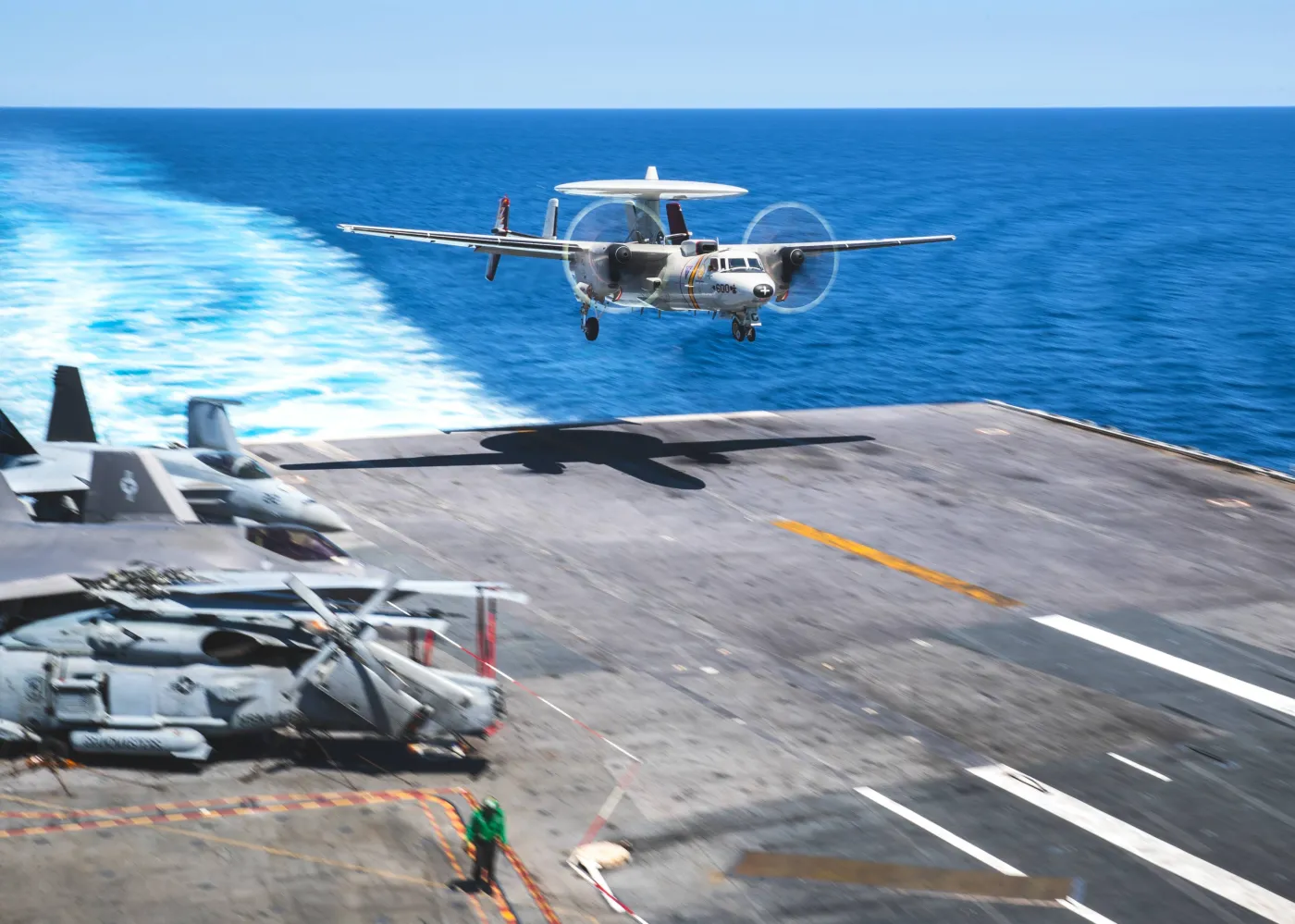 E-2C Hawkeye w trakcie lądowania na lotniskowcu USS George Washington (CVN-73). Samolot ten jest mniejszy od używanego przez U.S. Air Force E-3 Sentry.