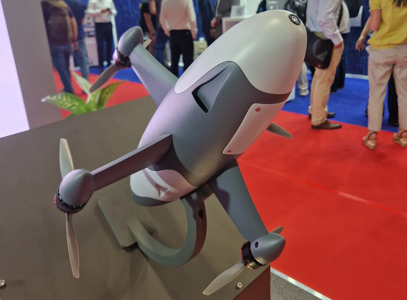 Dron pościgowy produkowany przez APS ma być ekonomiczną odpowiedzią na masowe ataki tanimi bezzałogowcami. Producent twierdzi, że rozwiązanie jest wielorazowe.