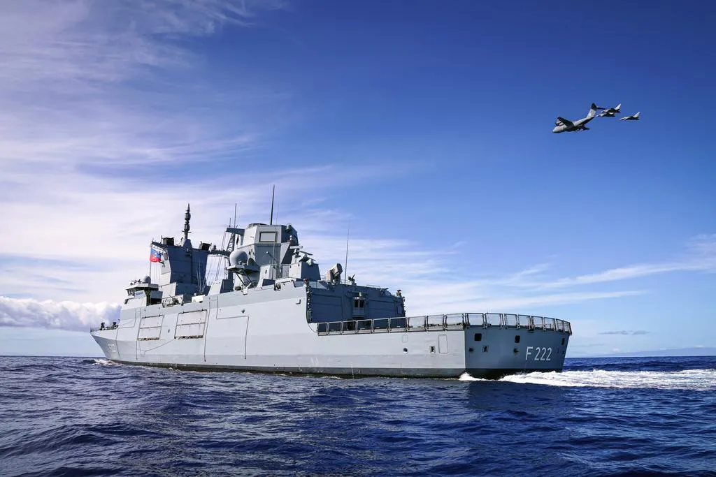 Niemiecka fregata Baden-Württemberg (F222). Okręt często krytykowany jest za bardzo skromne (jak na tak wyporność przekraczającą 7200 ton) uzbrojenie.