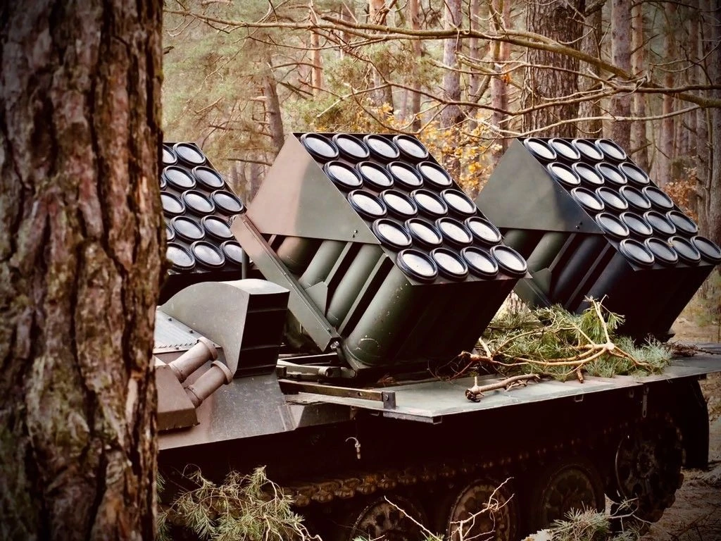 Transporter Minowania Narzutowego Kroton w trakcie ćwiczenia Lampart 20. Widoczne na zdjęciu trzy miotacze min TMN mieszczą 20 kaset z 5 minami MN-123 w każdej.