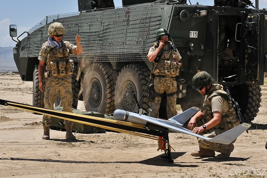 Orbiter 2B w trakcie realizowania działań w Afganistanie. W tle widzimy powszechnie używane podczas misji zagranicznych kołowe transportery opancerzone Rosomak M3.