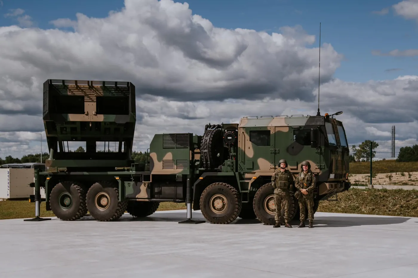 K239 Chunmoo trafiły już do 16 Dywizji Zmechanizowanej. Widoczna na zdjęciu wyrzutnia zaprezentowana została w trójkolorowym polskim kamuflażu.