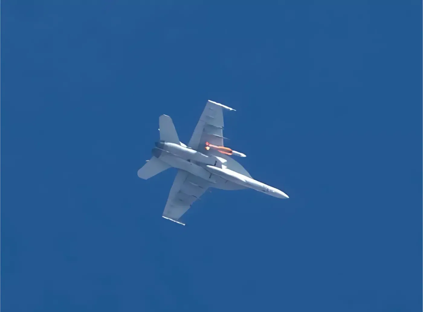 Samolot VX-9 Vampires (amerykańska eskadra samolotów F-18 służąca do testowania i oceny nowego uzbrojenia) wraz z eksperymentalnym pociskiem RIM-174 SM-6.