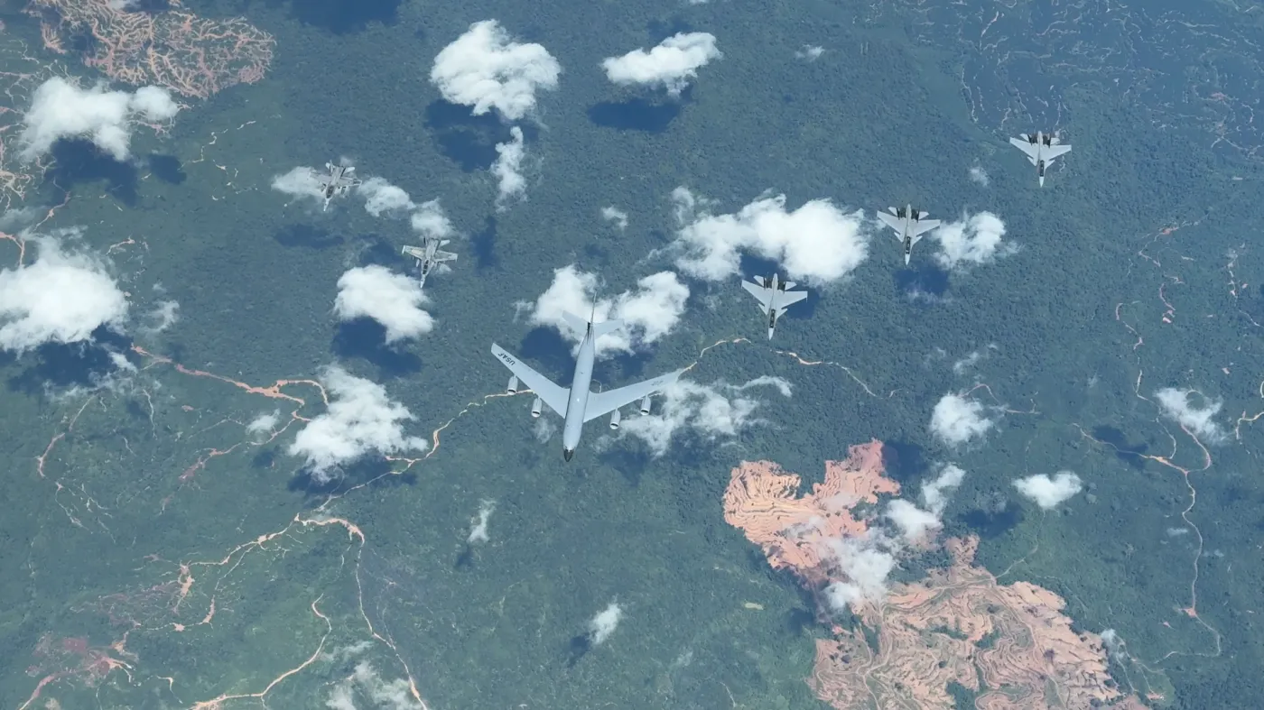 Formacja składająca się z latającego tankowca KC-135 z USAF, dwóch malezyjskich FA-18D Super Hornet oraz trzech Su-30MKM (także należących do Malezji) w trakcie ćwiczeń.