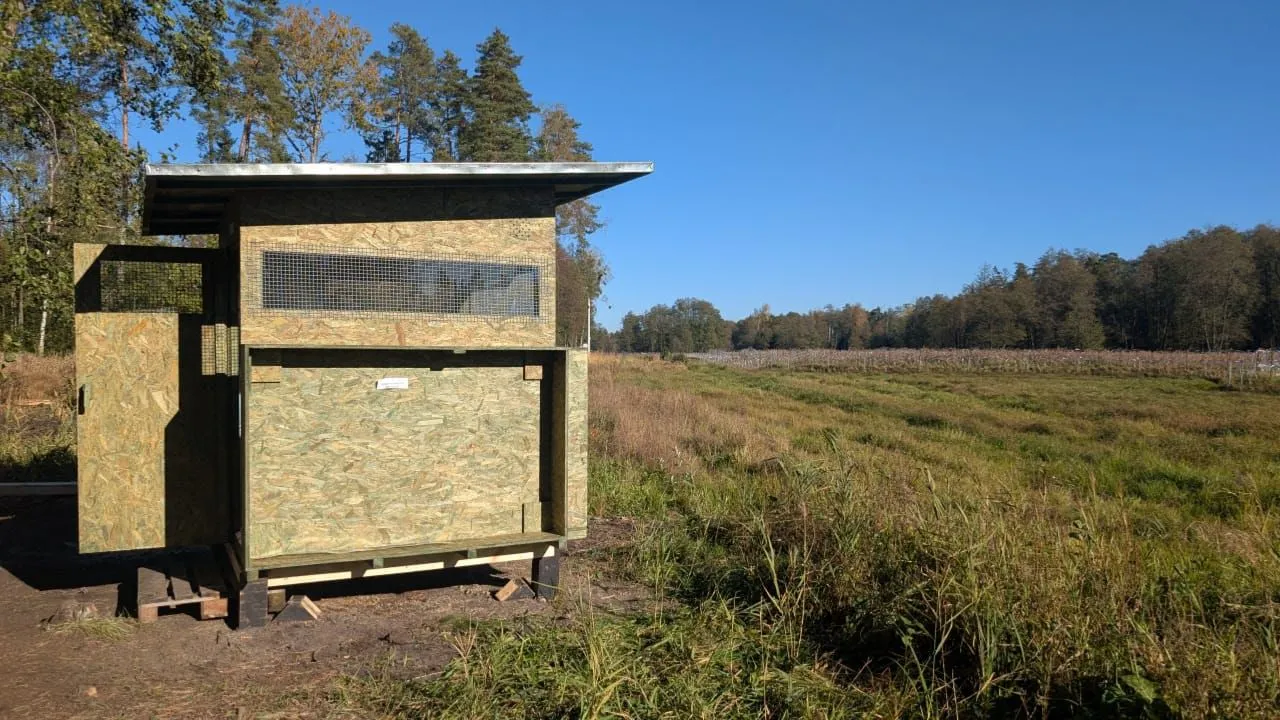 Zaprojektowane przez inżynierów z 18 Pułku Saperów z Niska drewniane posterunki. Stawiane są w miejscach, gdzie nie ma możliwości dojechać ciężarówką z kontenerem.