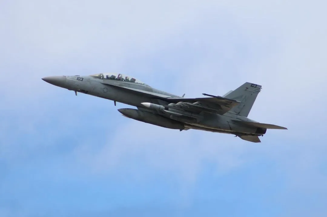 Pocisk AIM-174B podwieszony pod skrzydło samolotu F-18 z VFA-2 Bounty Hunters. Zdjęcie wykonano podczas ćwiczeń RIMPAC 2024. Autor użytkownik Instagrama o nazwie the_808_airspace