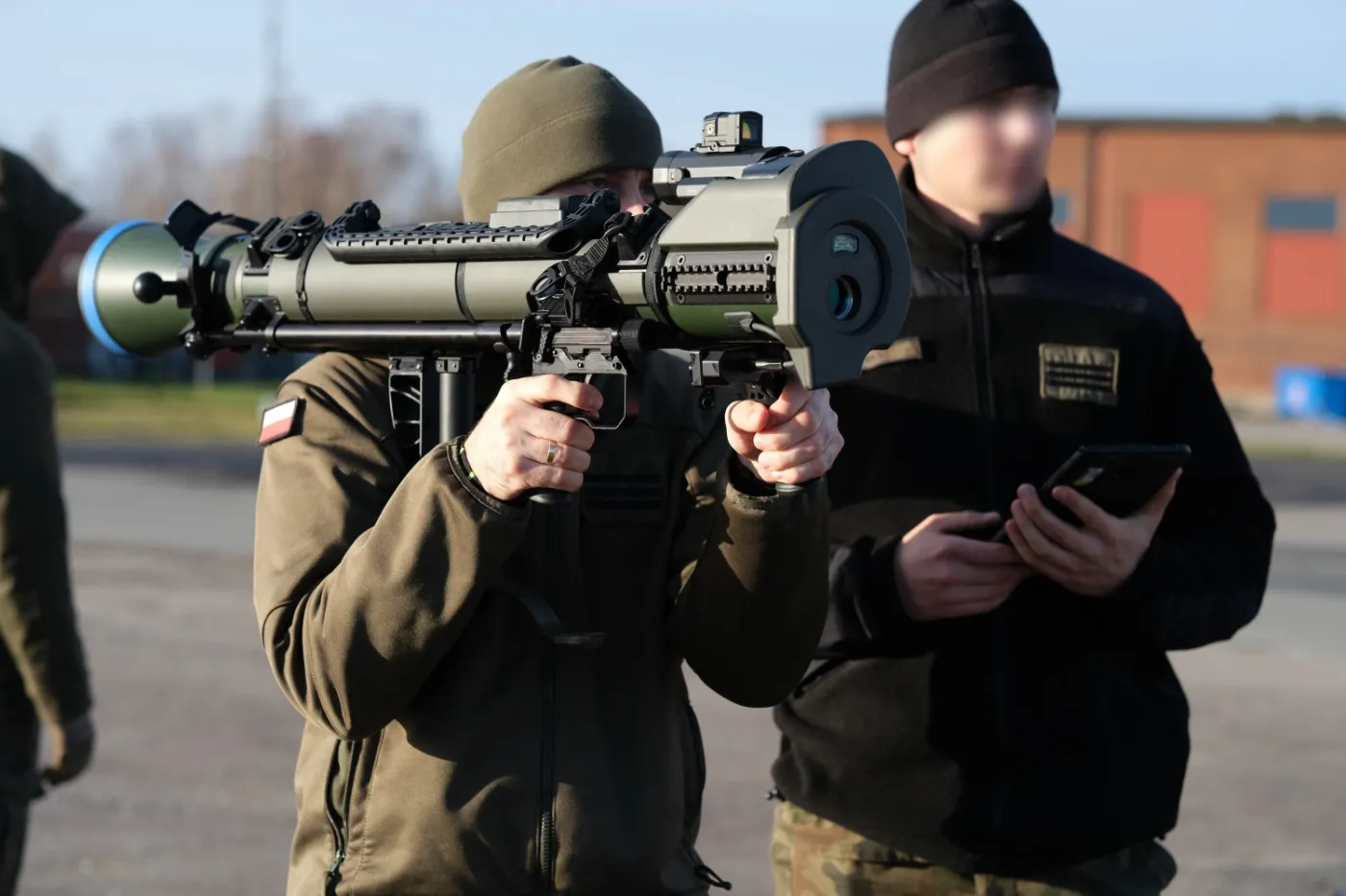 Instruktorzy WOT w Szwecji. Szkolą się z obsługi granatnika Carl Gustaf M4