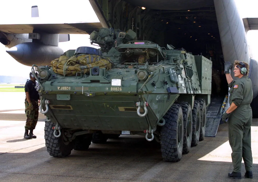 Zabudowany na bazie KTO Stryker moździerz w trakcie rozładunku. Pojazdy mogą być transportowane drogą powietrzną, co sprawia, że to brygady w nie uzbrojone są bardzo mobilne.