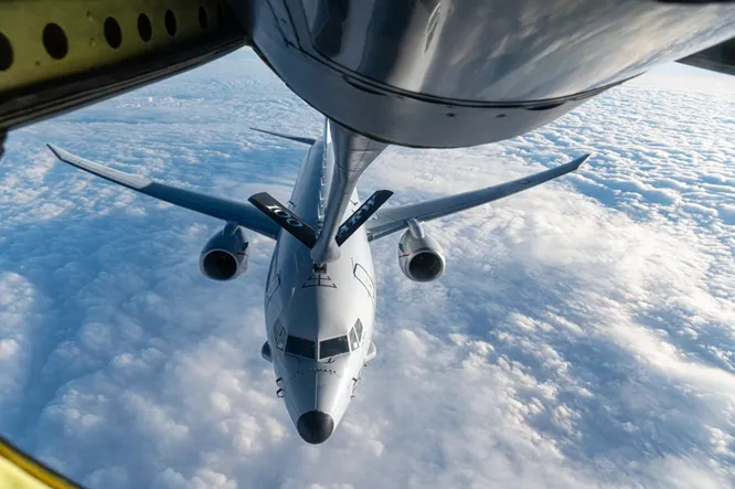 Należący do innego U.S. Navy P-8 Poseidon w trakcie tankowania nad Rumunią. Samolot pobiera paliwo z latającego tankowca KC-135 Stratotanker z U.S. Air Force.